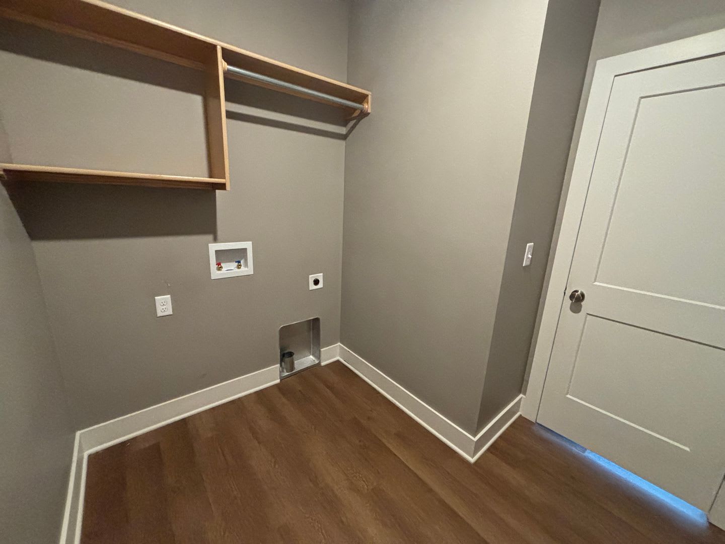 Spacious 5 Bedroom Home With Basement Huge Yard – photo 2