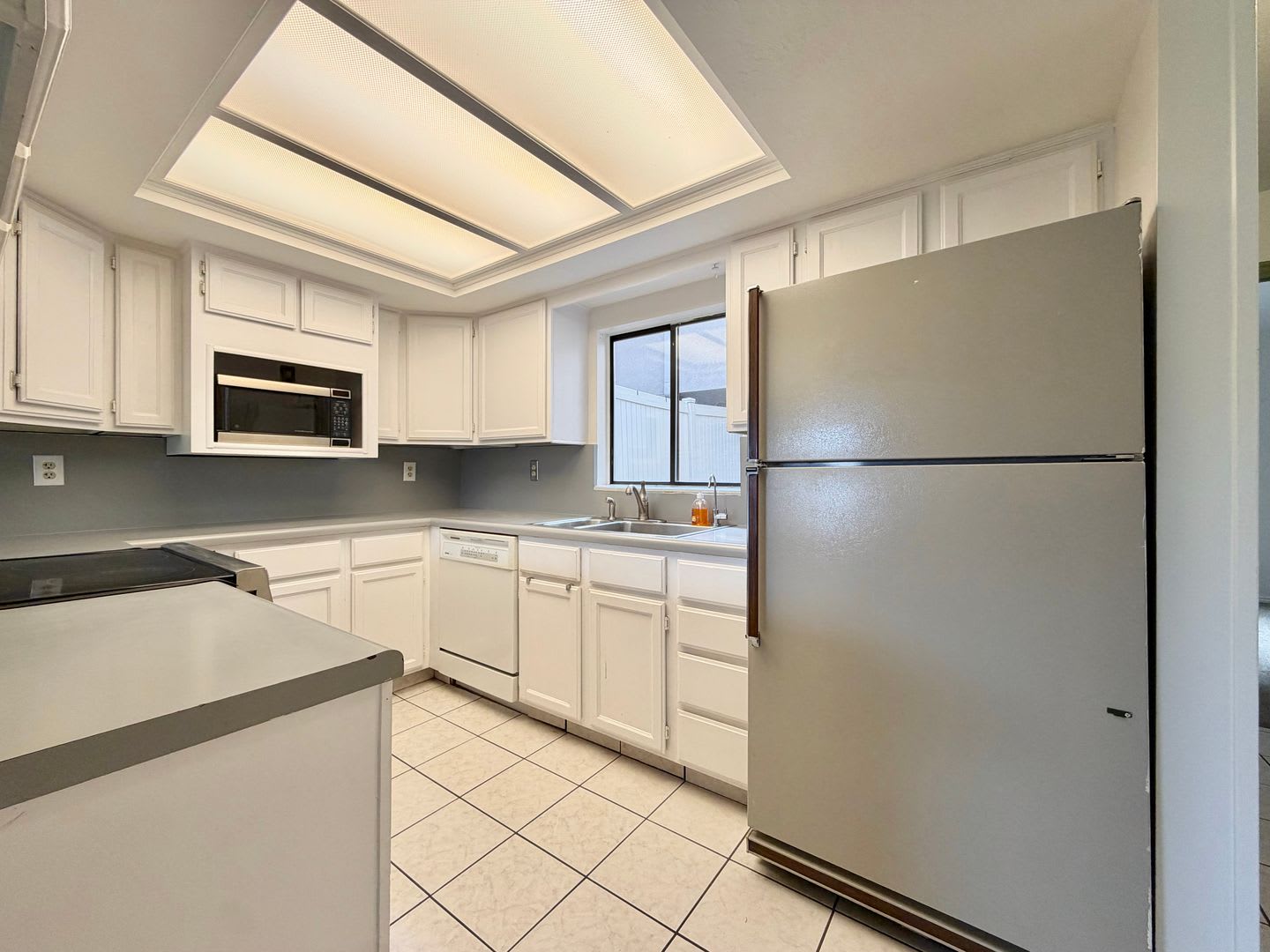 Spacious Townhome with 2 Kitchens, Huge Basement & 3 Full Bathrooms – photo 5
