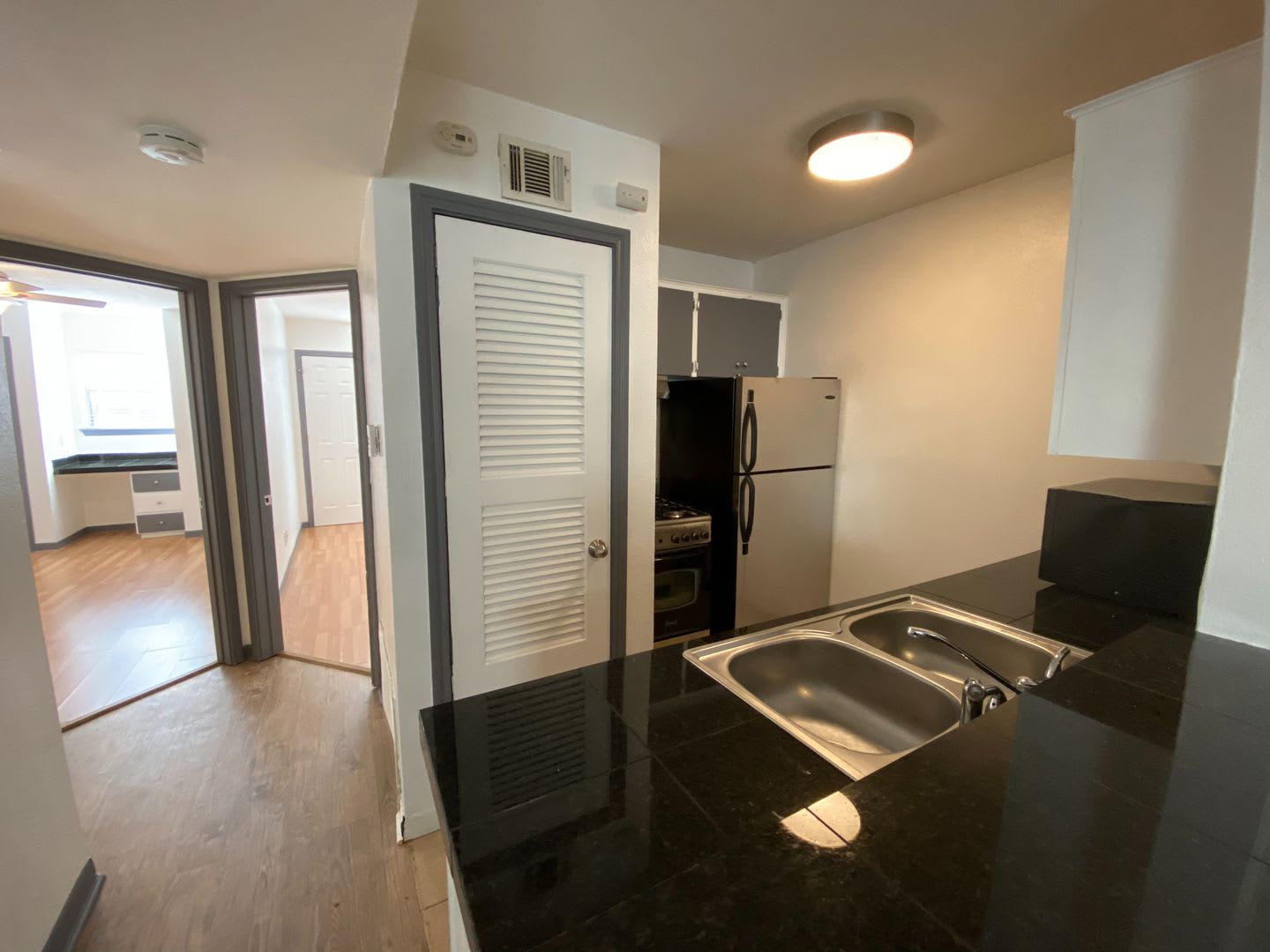 AVAILABLE: 2 BR-1 BA Hyde Park Condo / Laminate Wood Floors / Close to UT and Downtown – photo 2