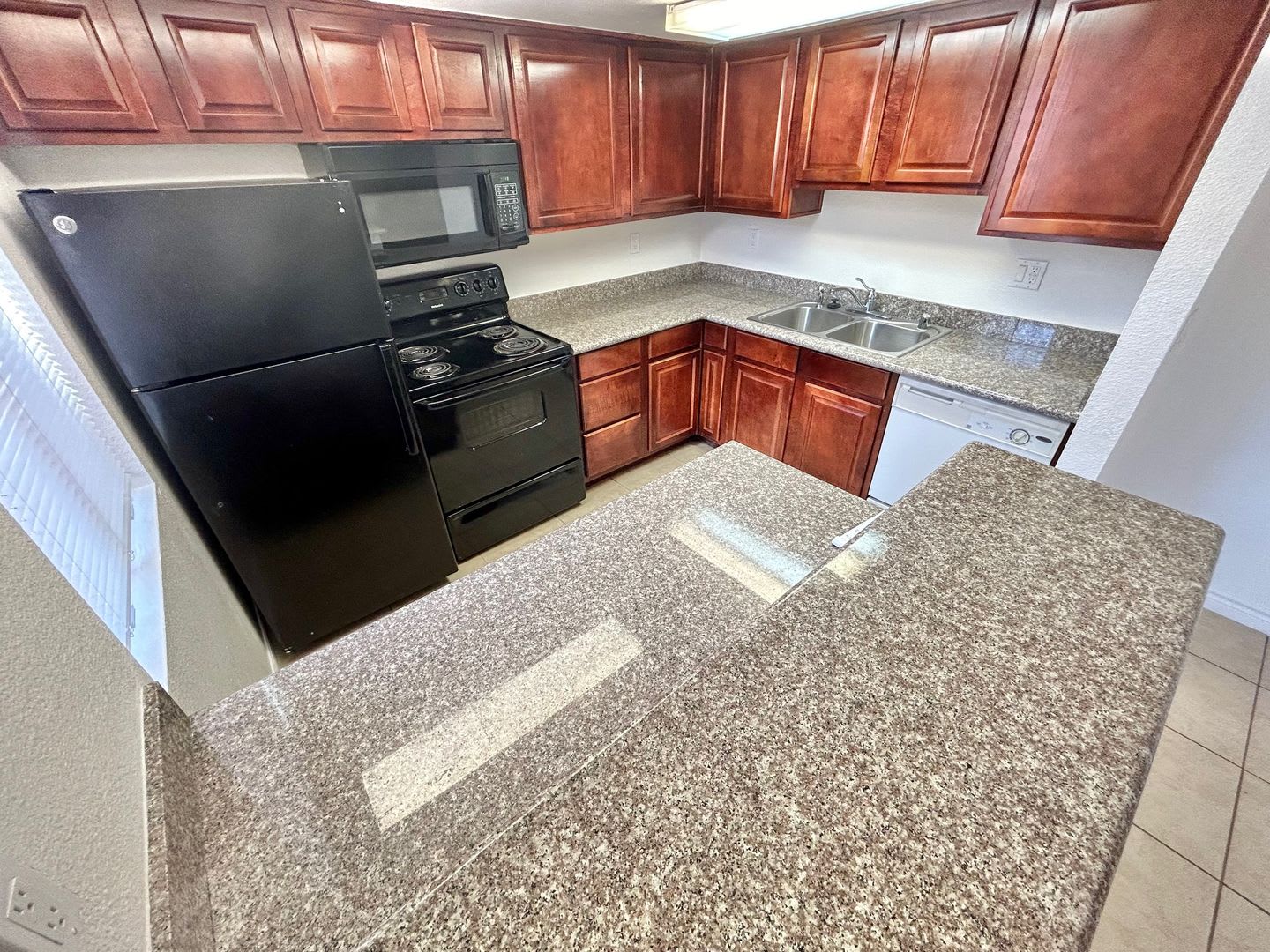 ADORABLE 2 BEDROOM 2 BATHROOM 1ST FLOOR CONDO – photo 5