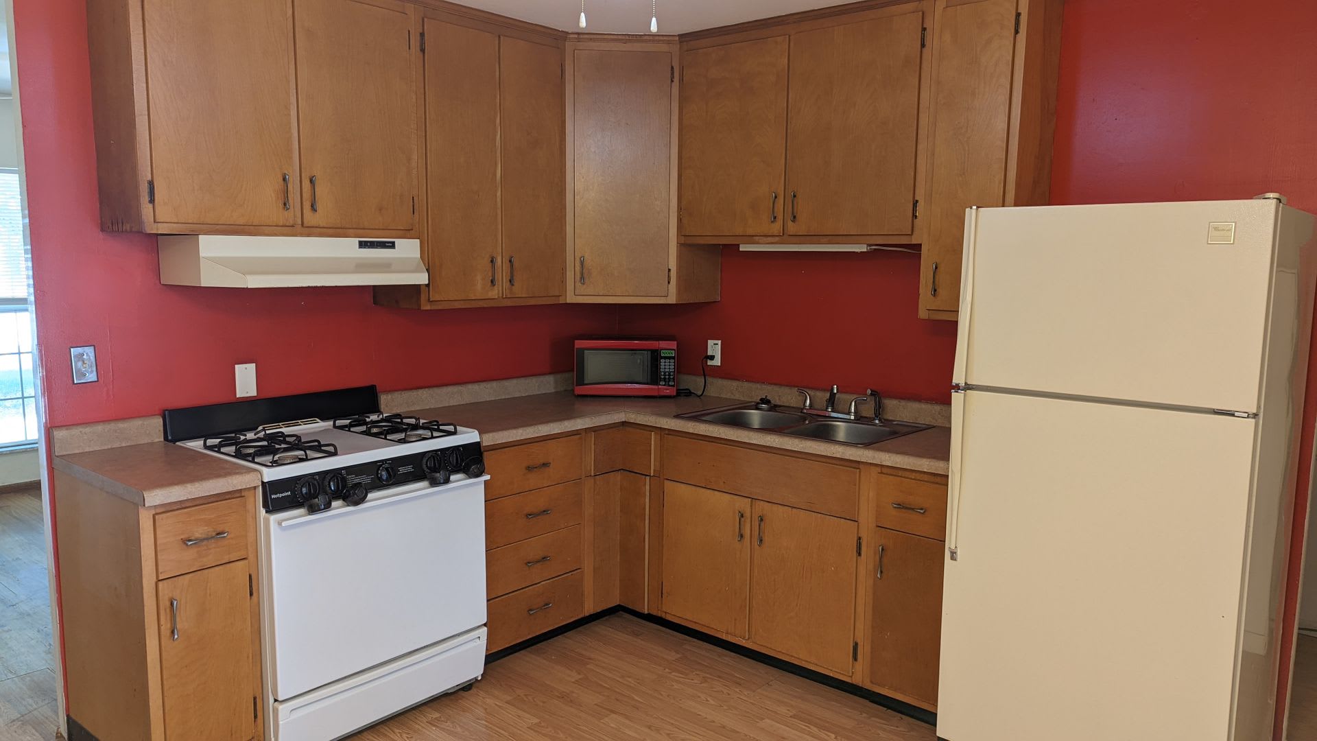 3 Bed 2 bath home located near shopping, schools, and parks – photo 3