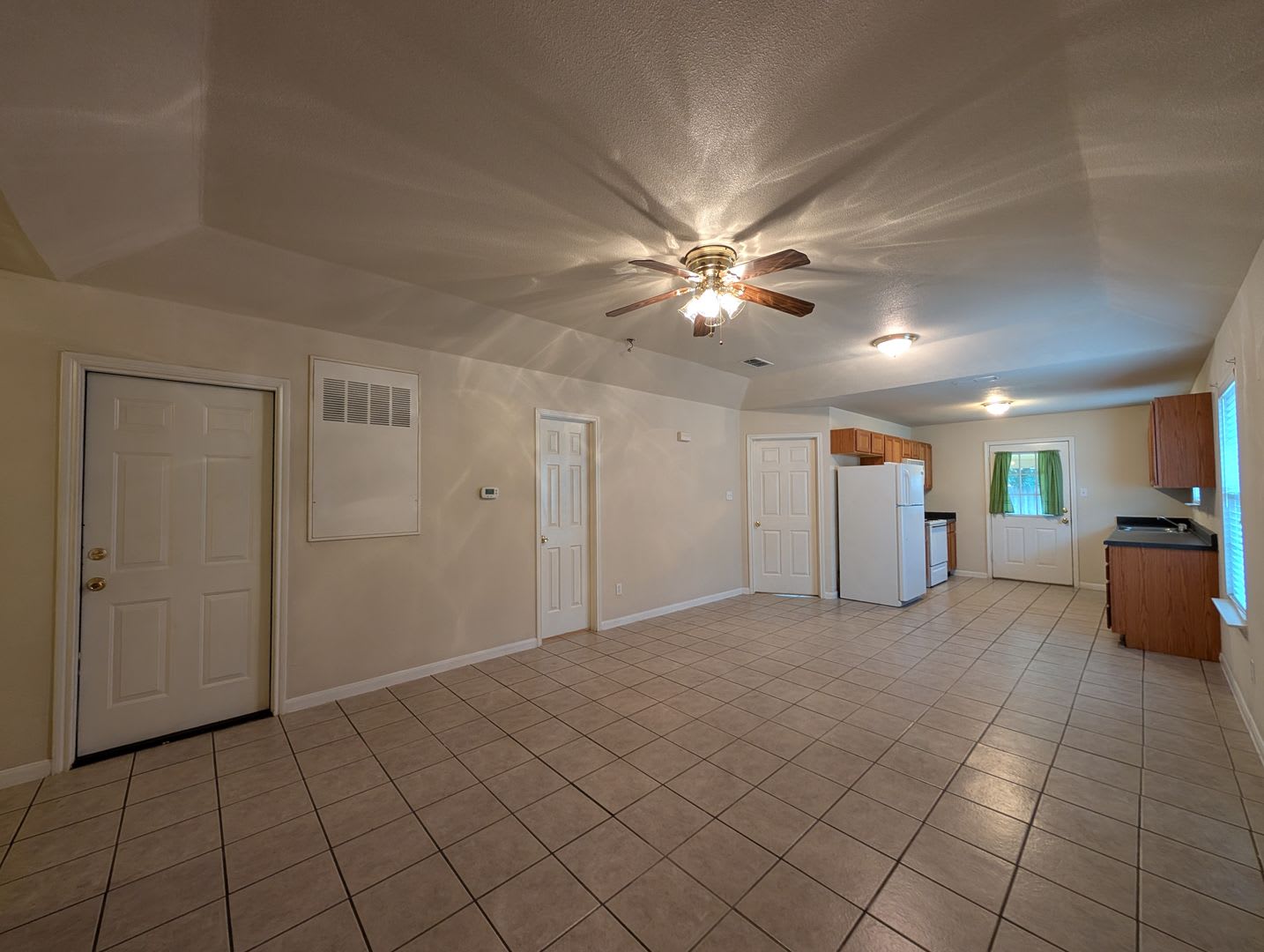 Great Location with Easy Access to HWY 46 & IH 35 / Fridge Included / Covered Back Patio / CISD – photo 3