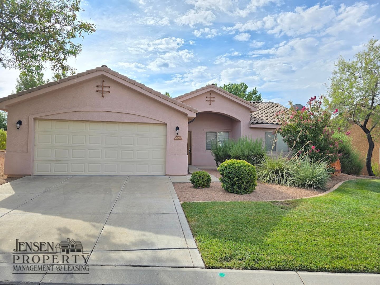 Three Bedroom Home in Painted Desert – photo 2