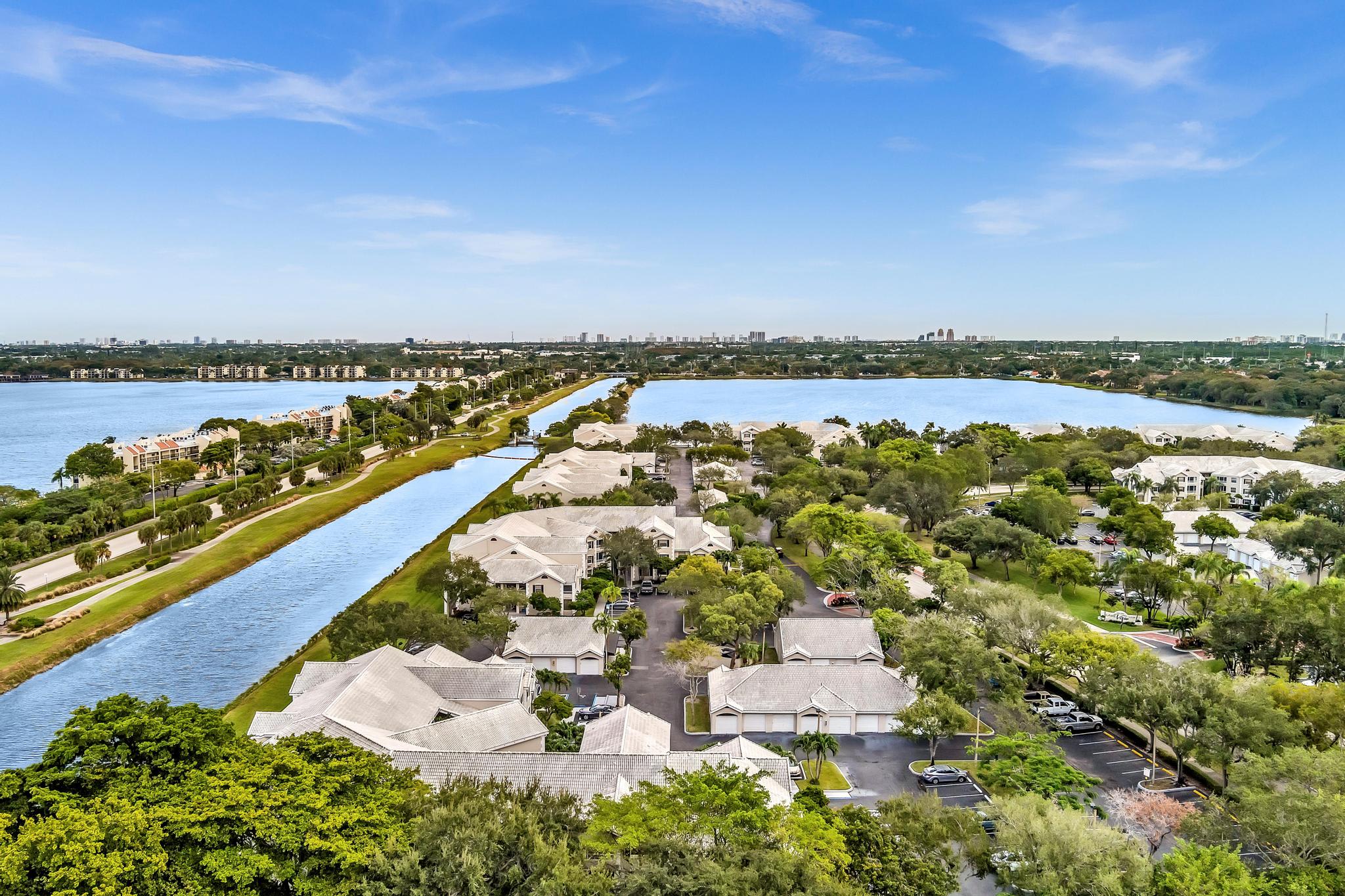 2803 N Oakland Forest Dr – photo 2