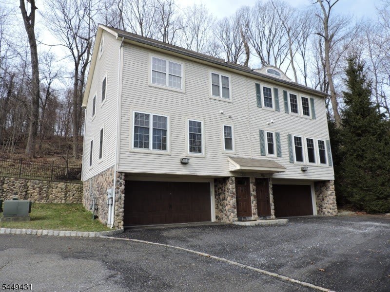 8 Entrance Ave – photo 1