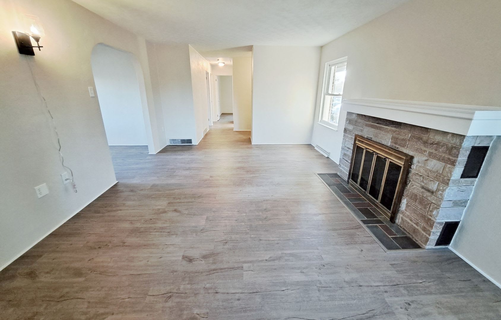 3 Bed / 1-1/2 Bath Single Family Home w/ 2-Car Garage – photo 5