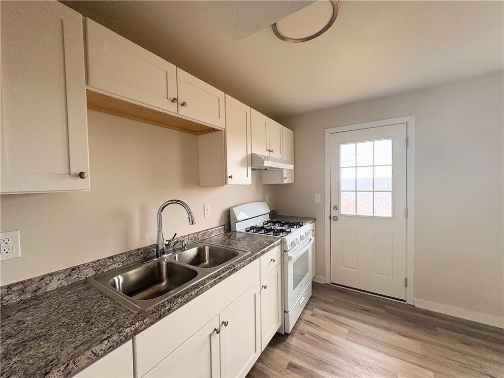 360 Hemlock Dr – photo 5