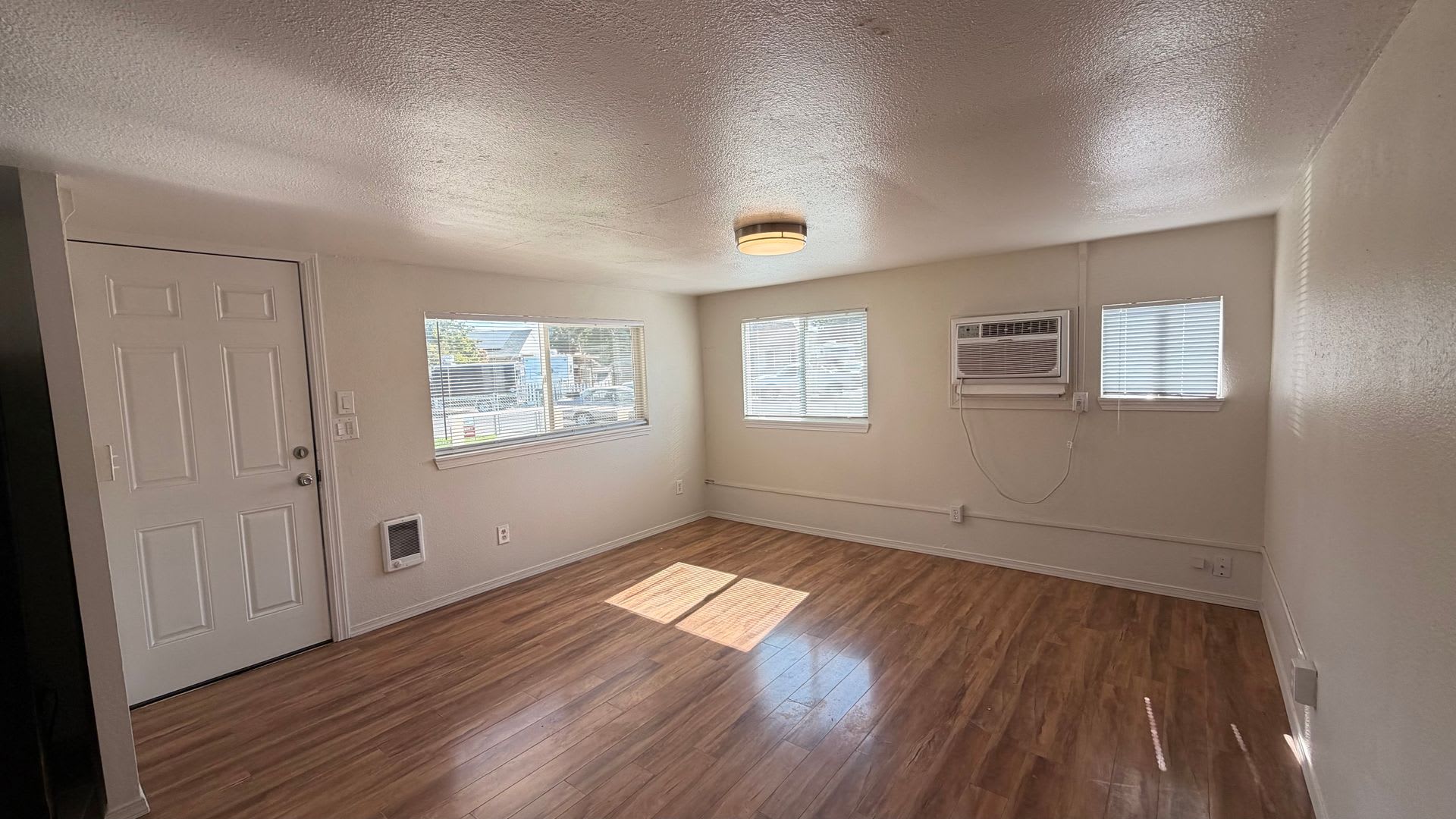 New Kitchen! 2 bed, 1 ba w/Ample Parking! – photo 3
