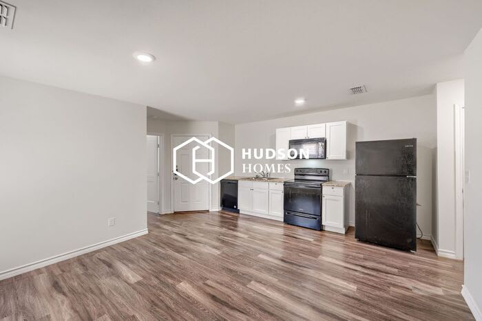 1143 Oak Street – photo 5