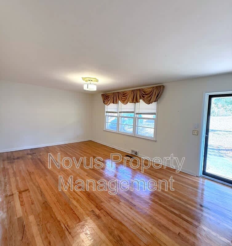 100 W Greenwood Drive – photo 3