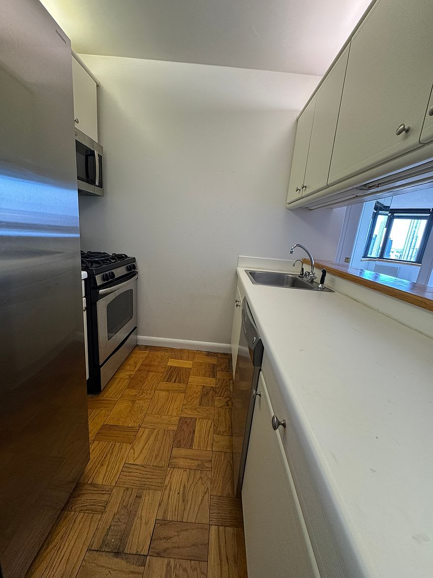 415 E 37th St Apt 24C – photo 3