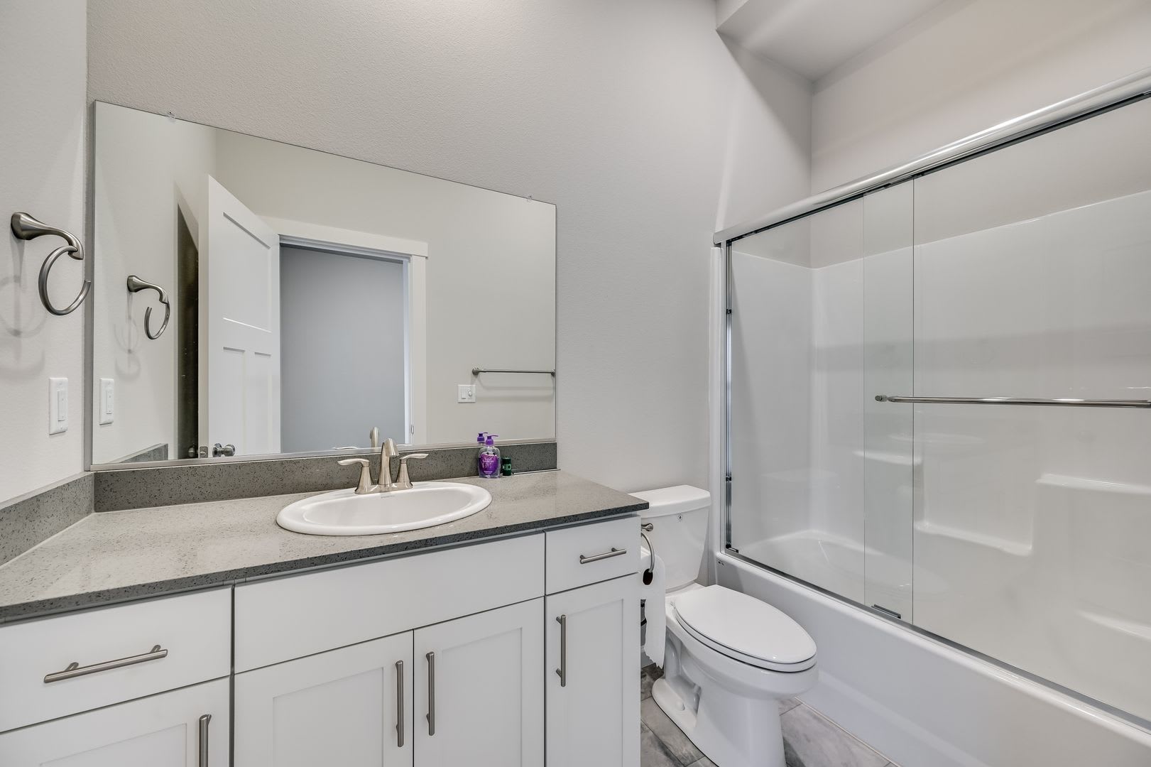 Spacious 3-Bed, 3.5-Bath Townhome in Happy Valley with Attached Garage! – photo 3