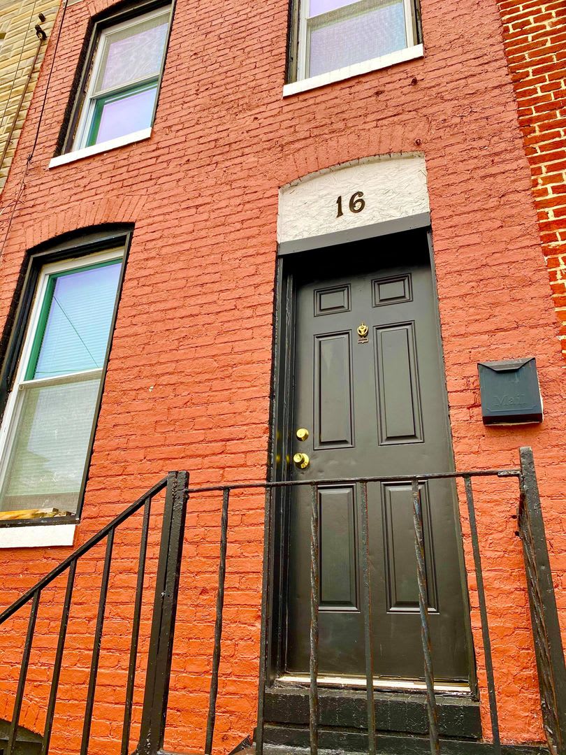 Charming 2BD/2BA Townhome in Butcher's Hill, Baltimore, MD! – photo 1