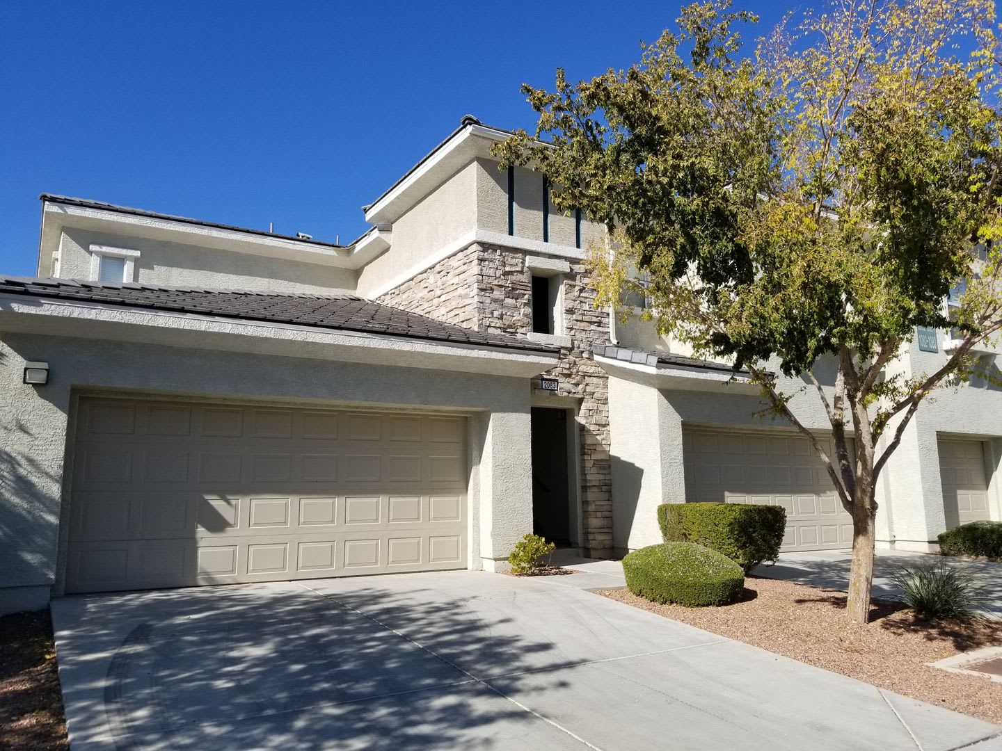 Townhome available in beautiful community – photo 1