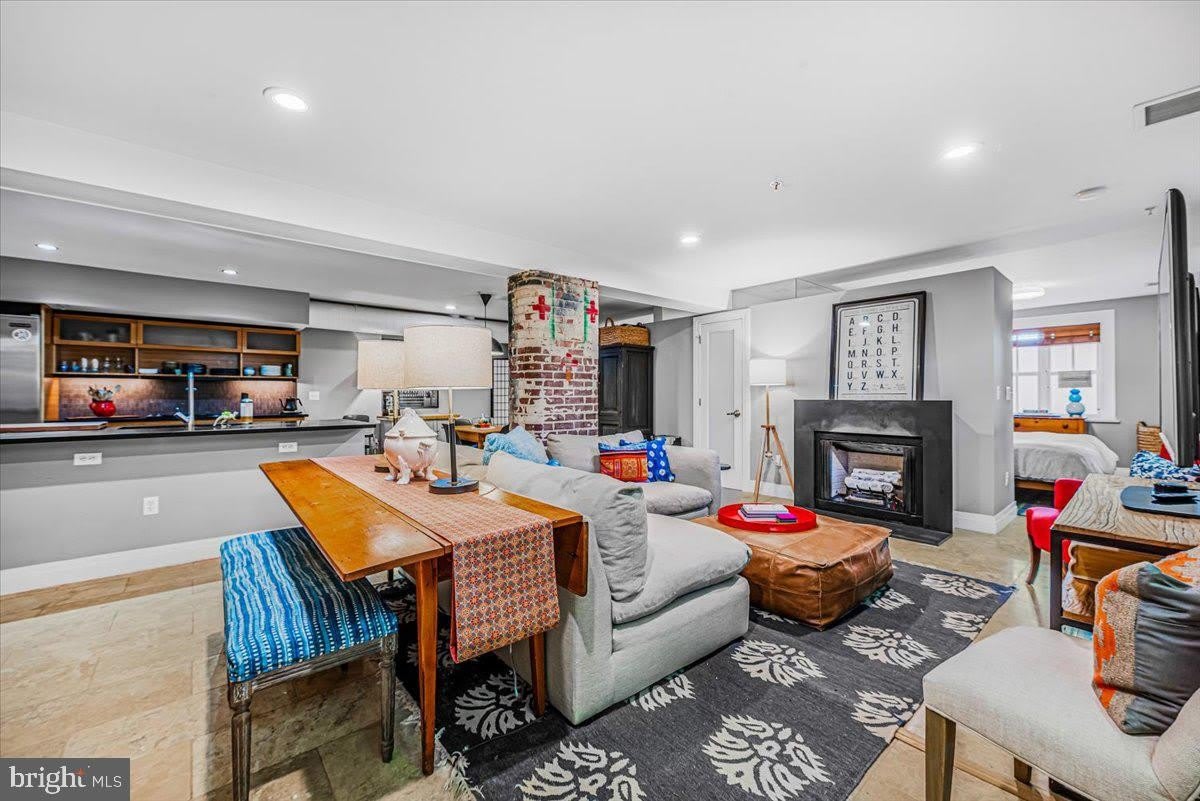 1210 QUEEN ST #1 – photo 5