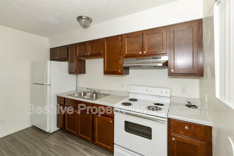 1502 E Adams St – photo 5