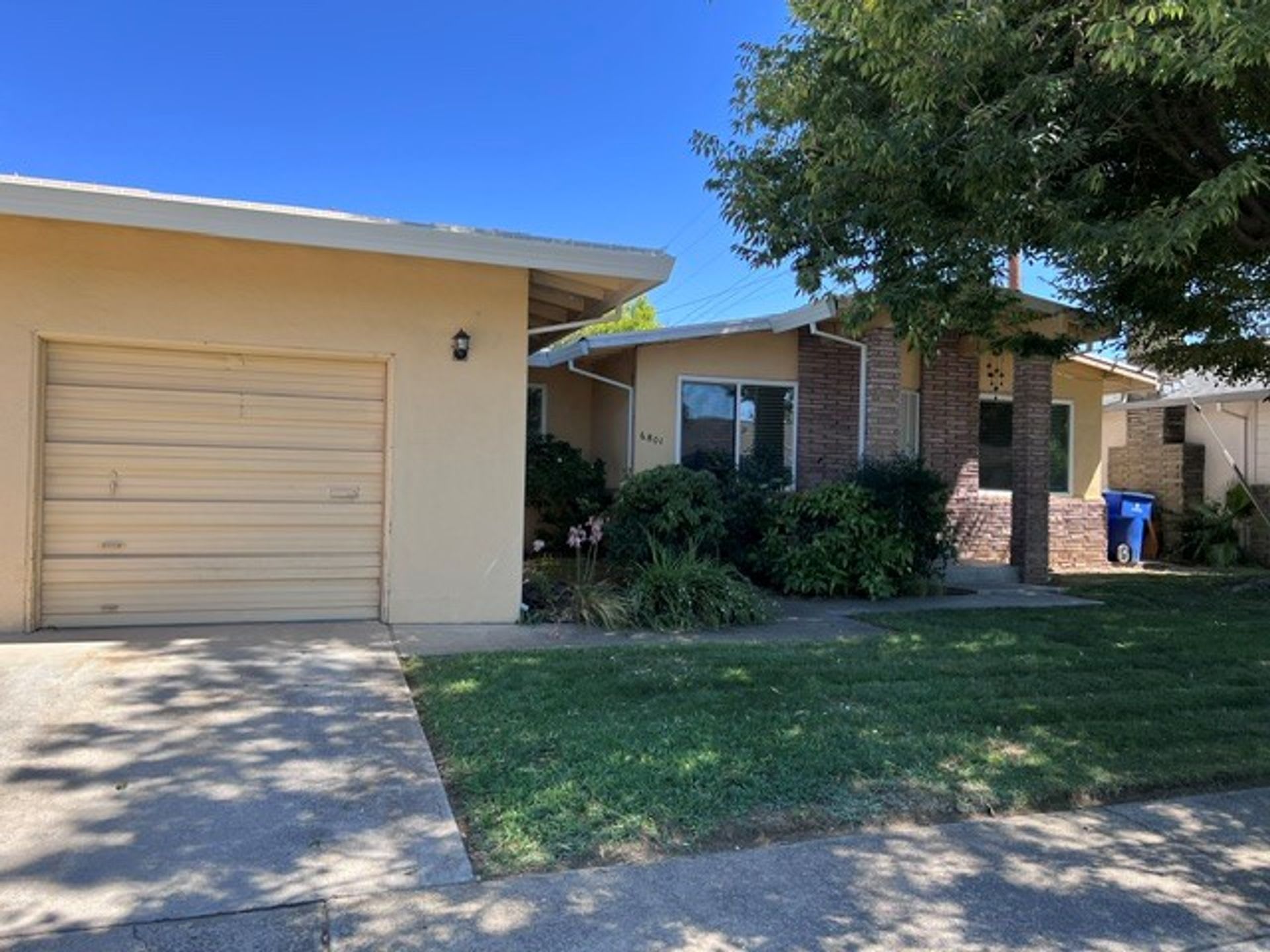 6801 Las Palamitas Way South Land Park Duplex With Central Heat And Air Close To Shopping And Schools – photo 1