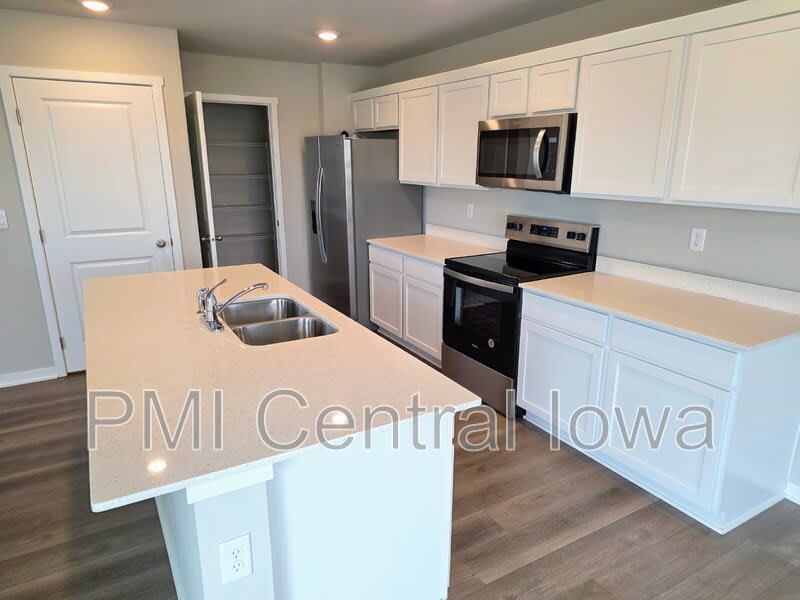 655 NW Williamsburg Ln – photo 5