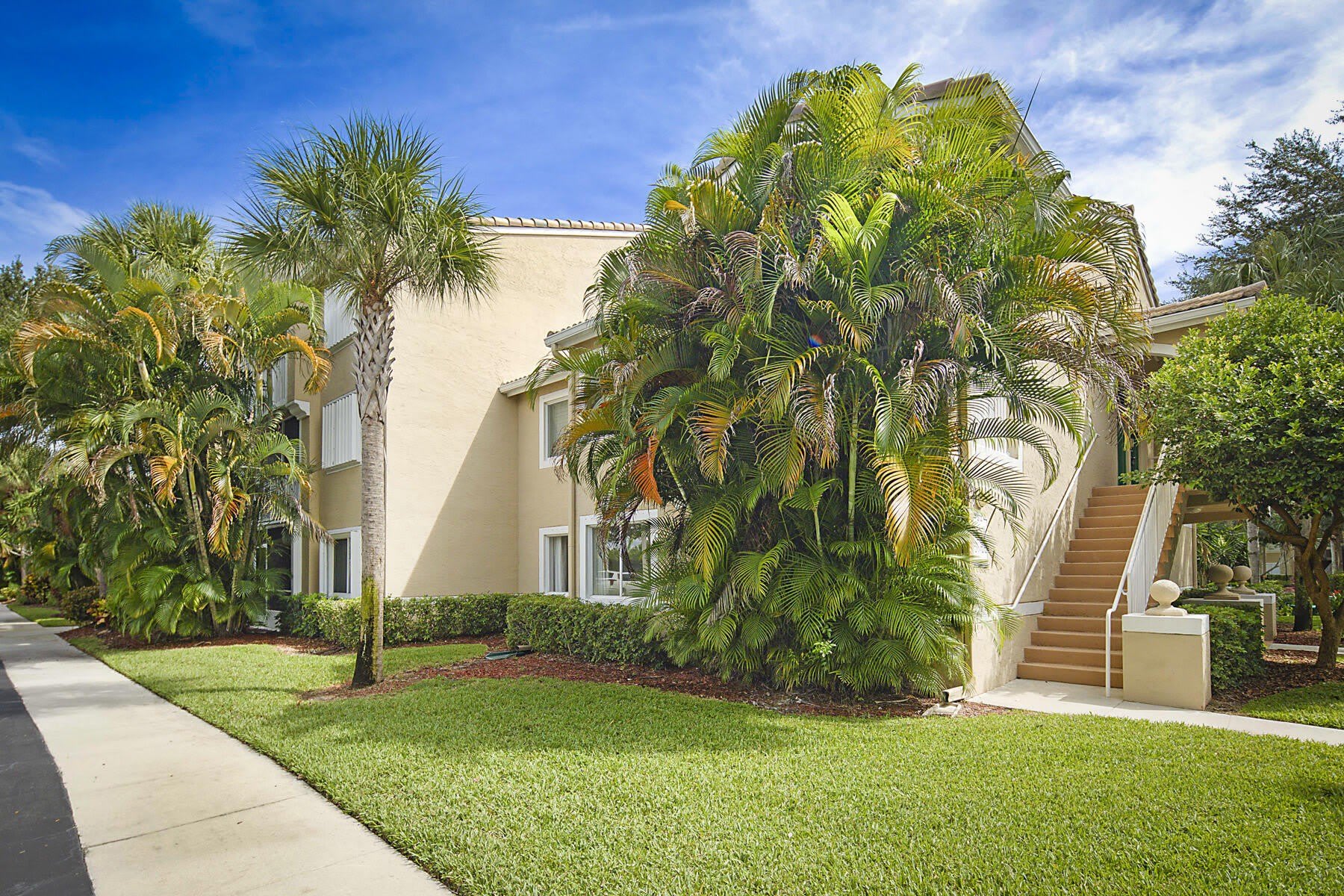 272 VILLAGE Boulevard – photo 2