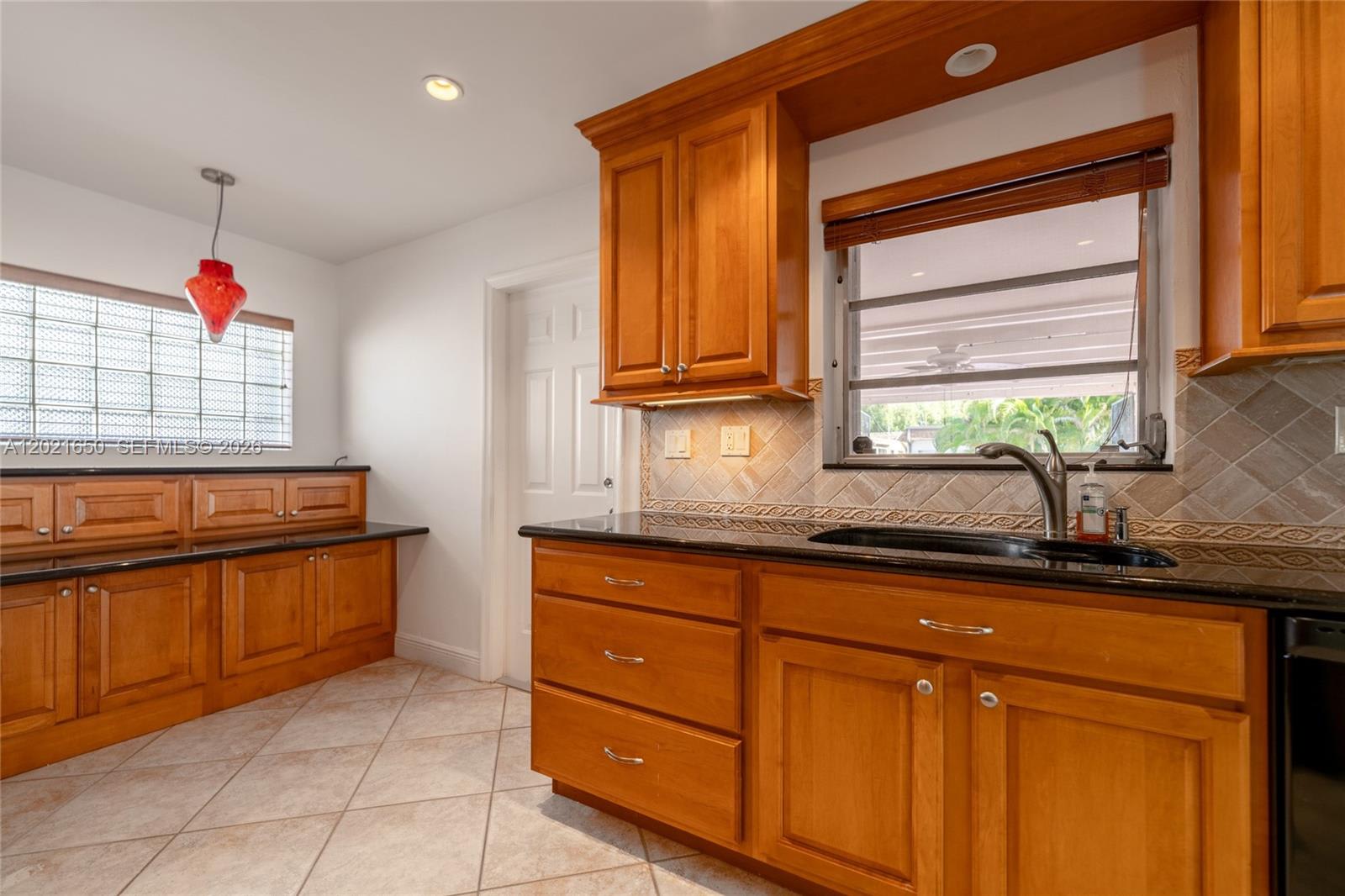 947 Lincoln St – photo 2