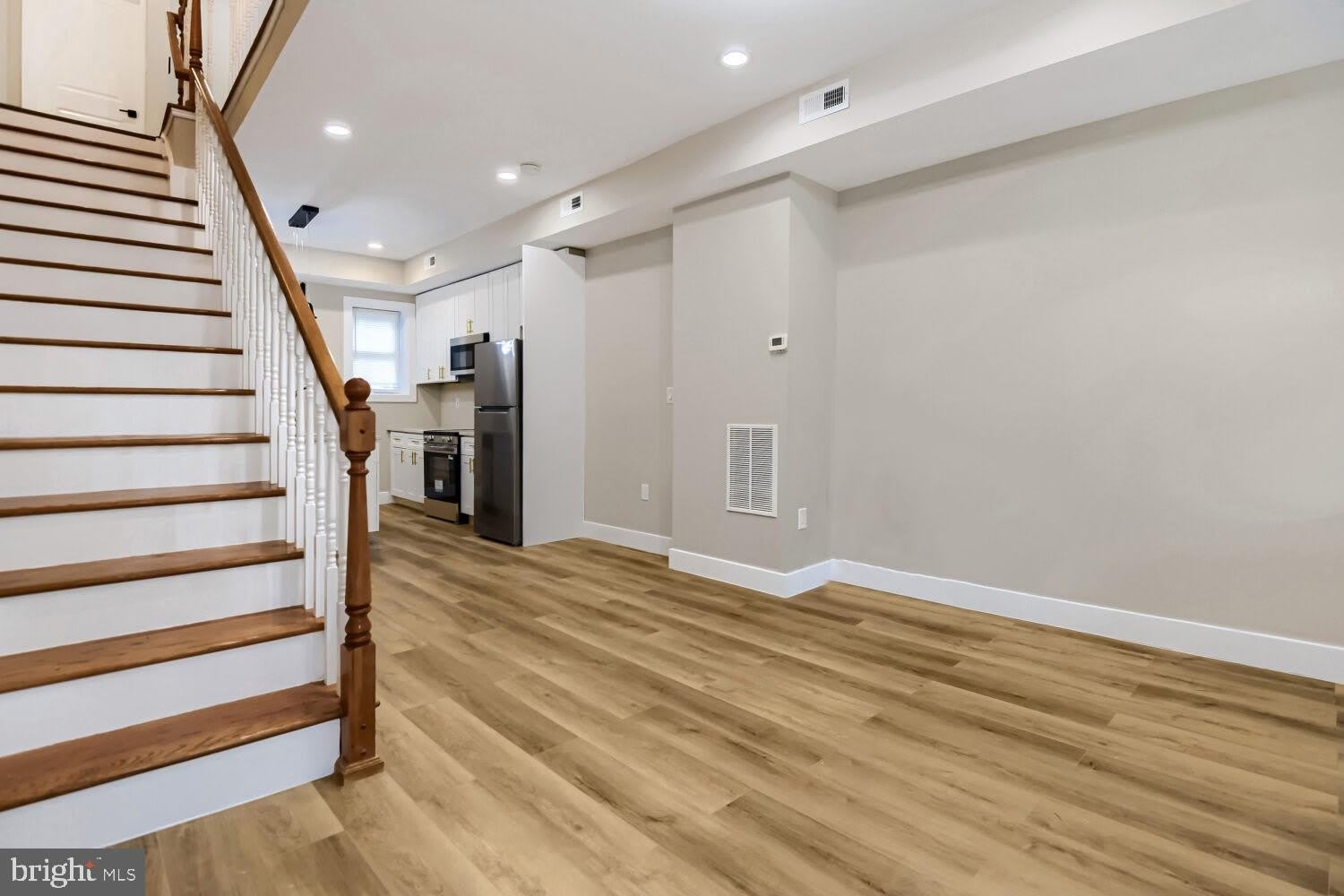 2542 OSWEGO Avenue – photo 5
