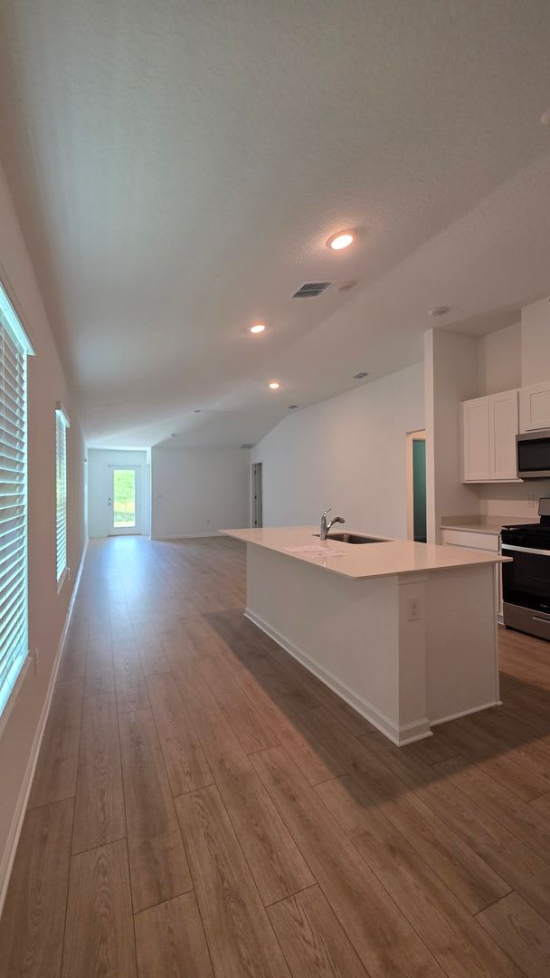 Beautiful 4 Bedroom in desirable Grand Reserve Community – photo 3