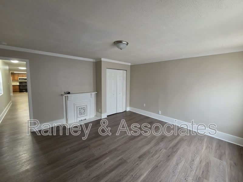 2402 Rowan St – photo 3