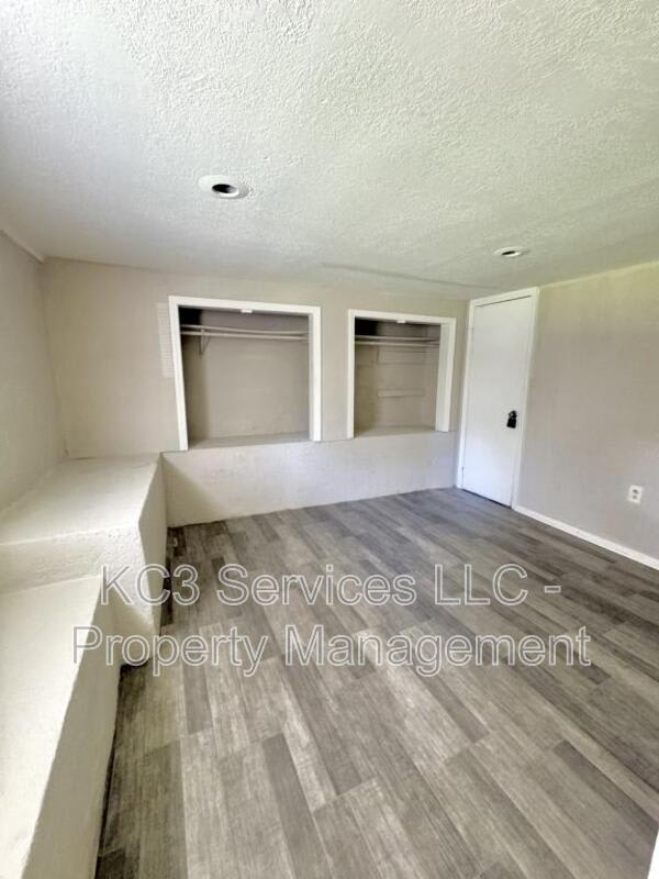 6131 NE Vivion Rd – photo 5