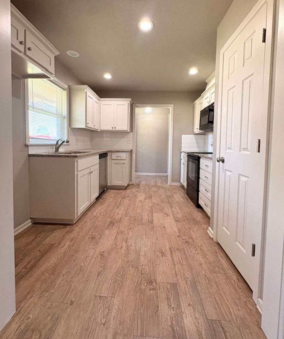 Well maintained house in great neighborhood!! Available Now! – photo 5