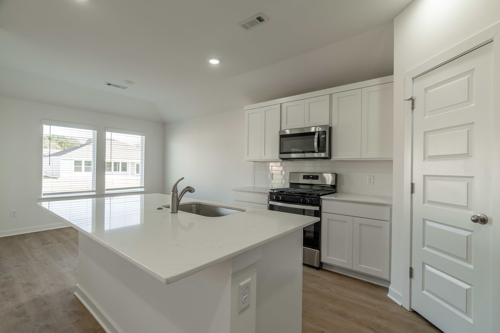 LIKE NEW 3-bedroom 2 bath Home in Fayetteville!!! W/D included! – photo 5