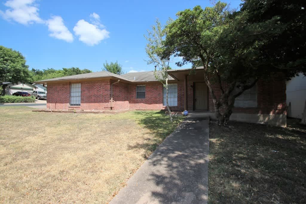 ***MOVE IN SPECIALS $250 OFF FIRST MONTH'S RENT*** Remodeled South Austin gem with NO CARPET! – photo 1