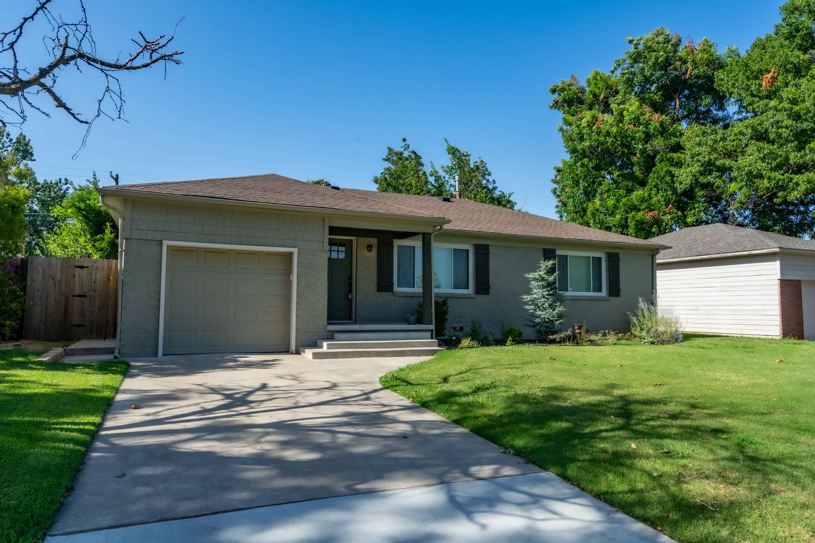 Stunning 3 Bed 2 Bath In Great Area – photo 2