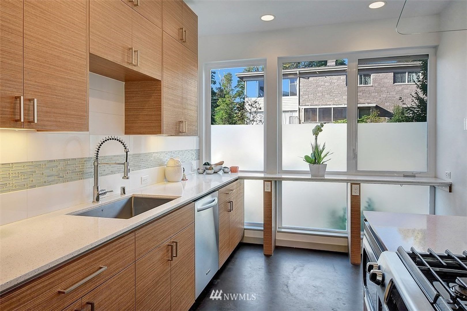 Spacious West Seattle Townhome With Rooftop Deck and Waterviews!! – photo 5