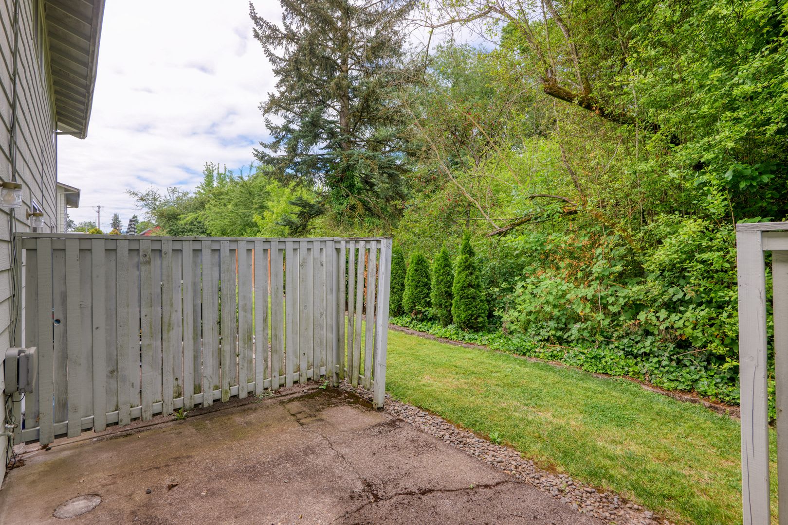 WELL-MAINTAiNED 2 BEDROOM & 1.5 BATH CONDO – photo 4