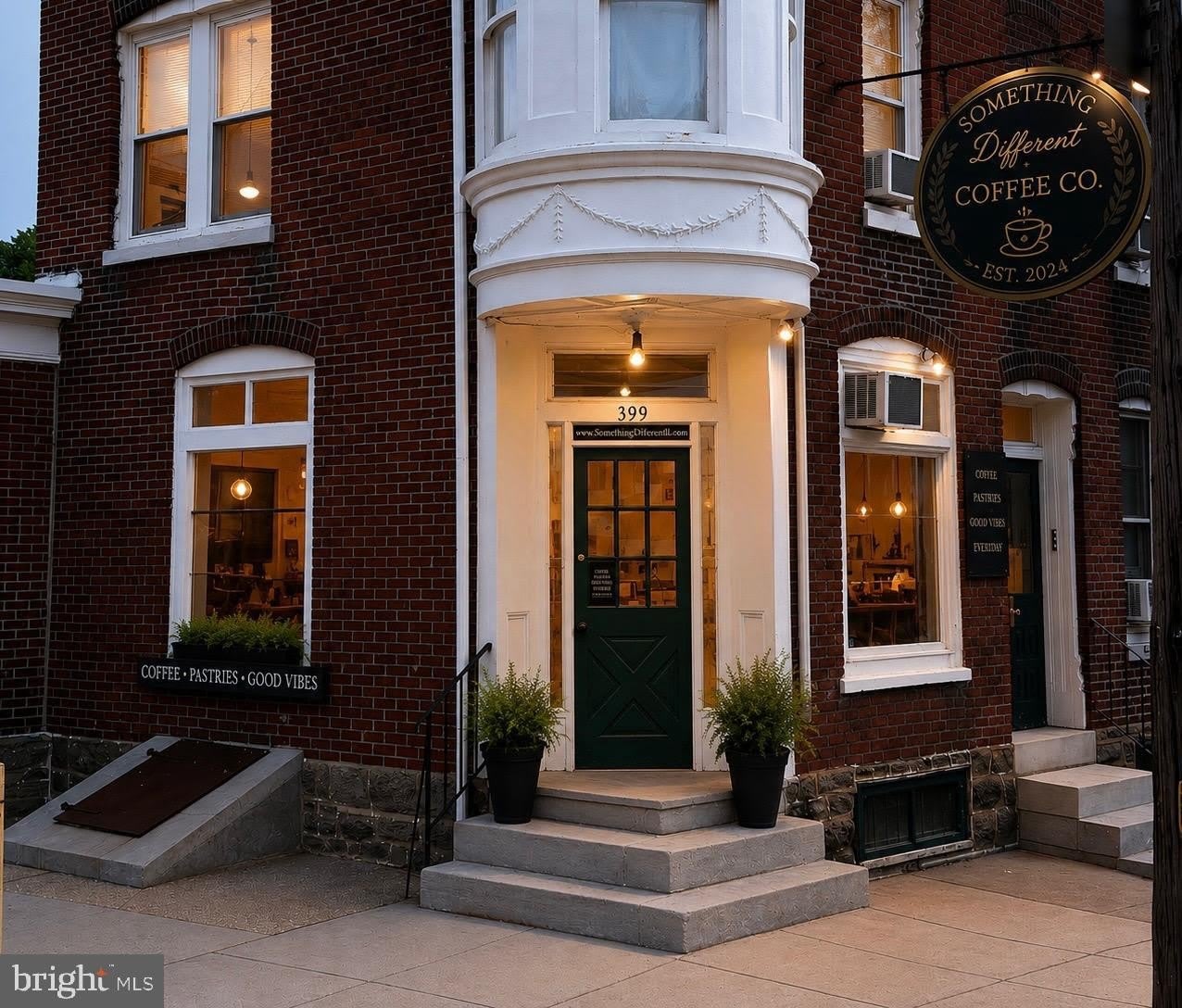 399 Leverington Avenue – photo 1