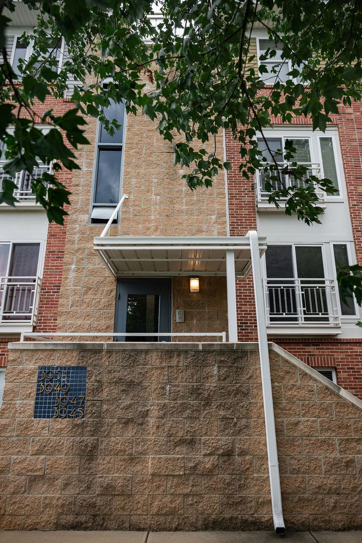 Stylish Condo with Dual Primary Suites and Community Pool – photo 2