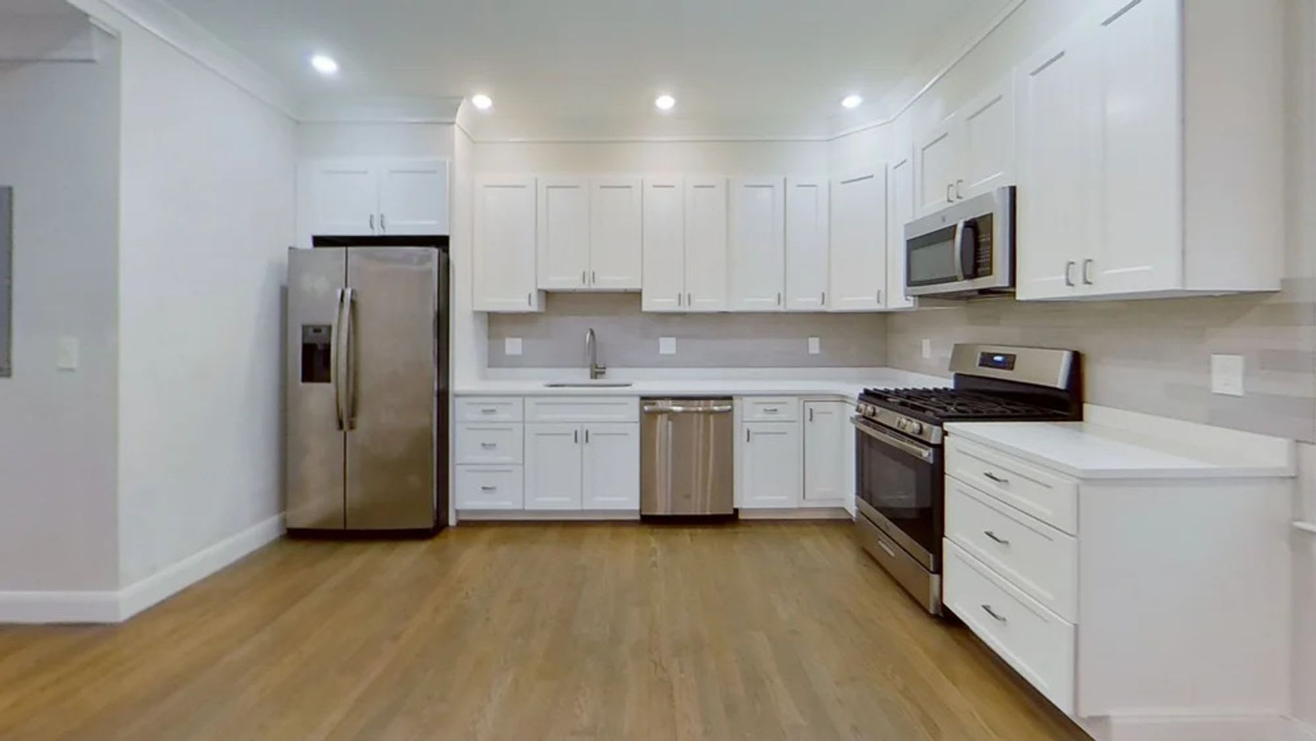 No Fee Luxury Unit in Packards Corner! Pet Negotiable, Laundry in Unit! – photo 2