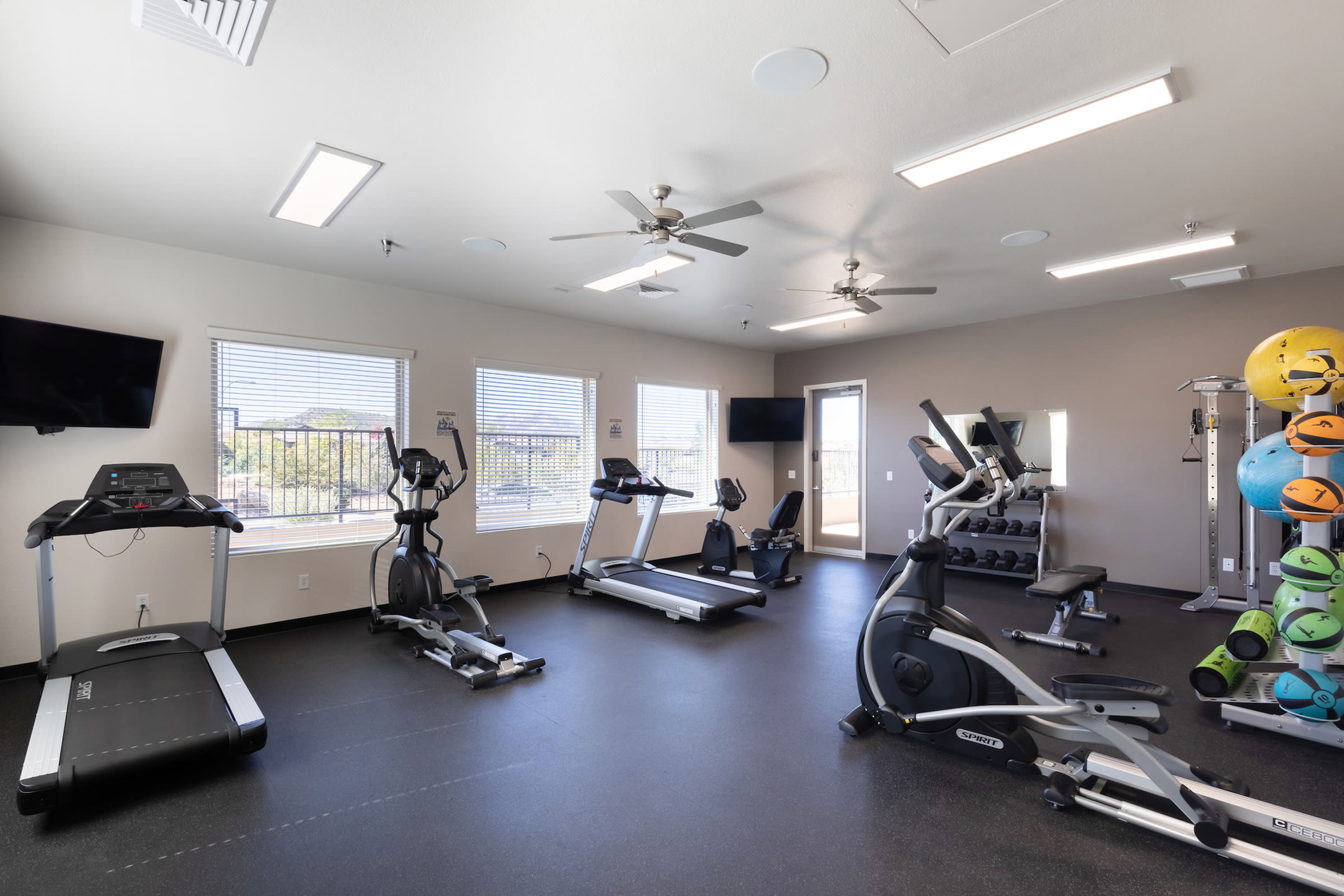 Willow Creek Apartments – photo 1