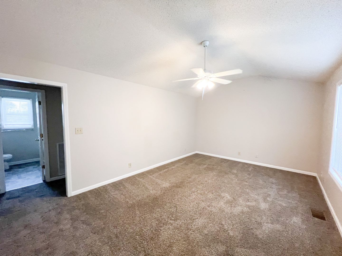 2 Bedroom 1 Bathroom Home with large backyard – photo 2