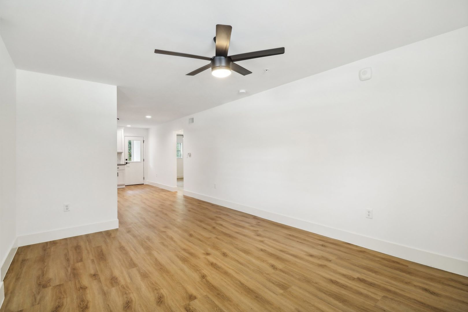 Welcome To San Marco Sq Apartments Now Offering An 18Mo Lease On This 1 Bedroom Apartment In A Vibrant Pet Friendly Community Located Just 1 2 Miles From The Hip And Historic San Marco Square Restaurants Businesses And Boutique Shops – photo 4