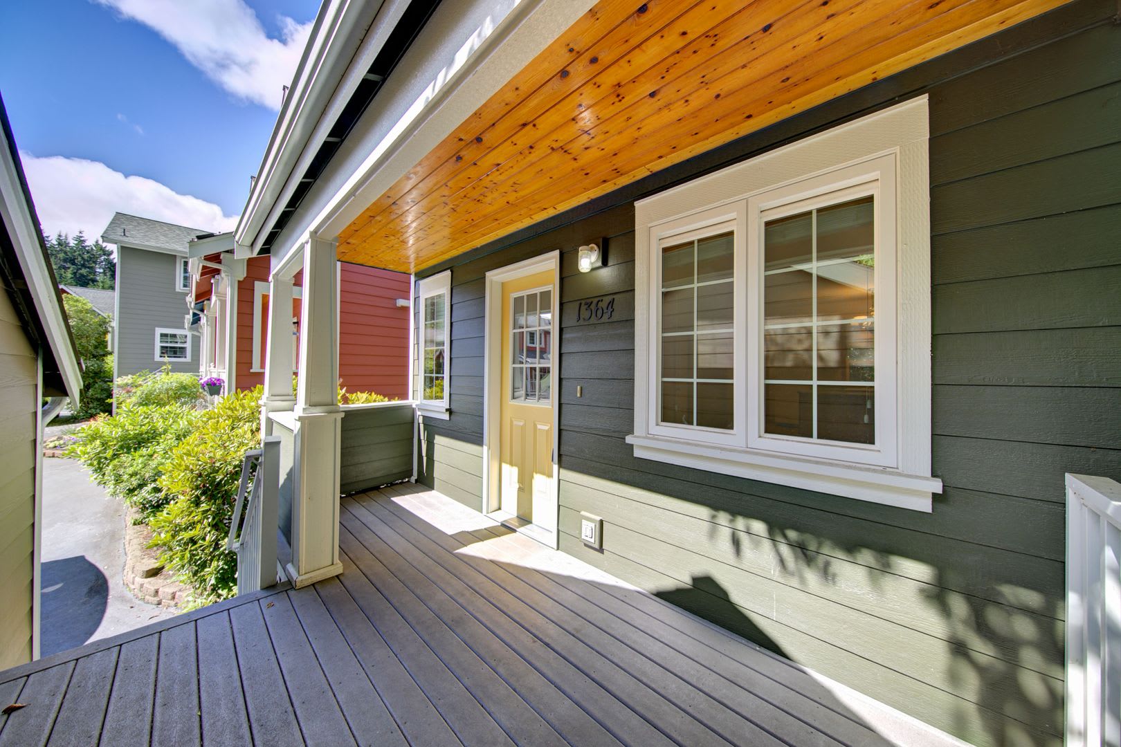 2 Bedroom Townhouse Conveniently Located – photo 1