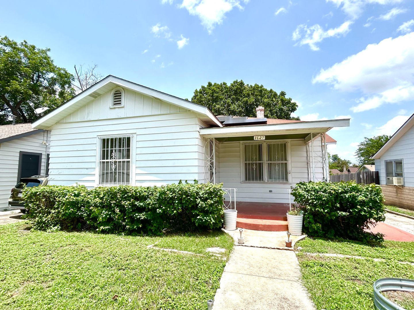 *MOVE IN SPECIAL* Charming 2BR Home with Solar Panels & Beautiful Wood Floors! – photo 1