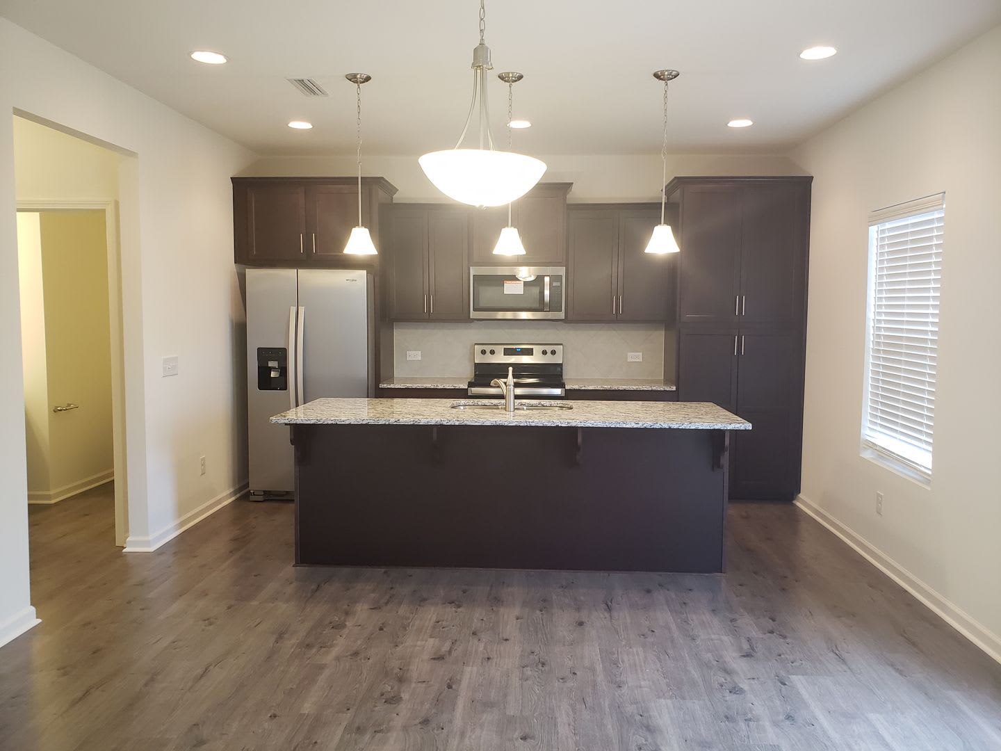 Gorgeous 4 Bed, 2.5 Bath with 2 Car Garage – photo 1