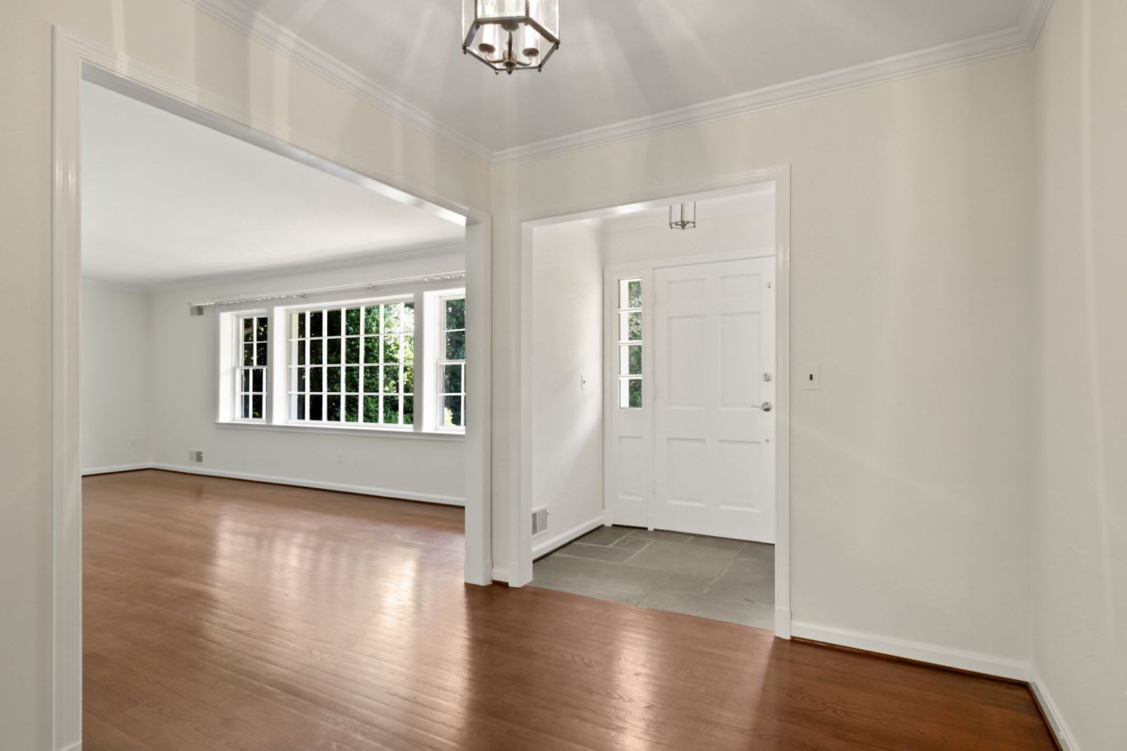 3 Bed 3 Bath Potomac Falls Rambler 2 Car Garage – photo 2
