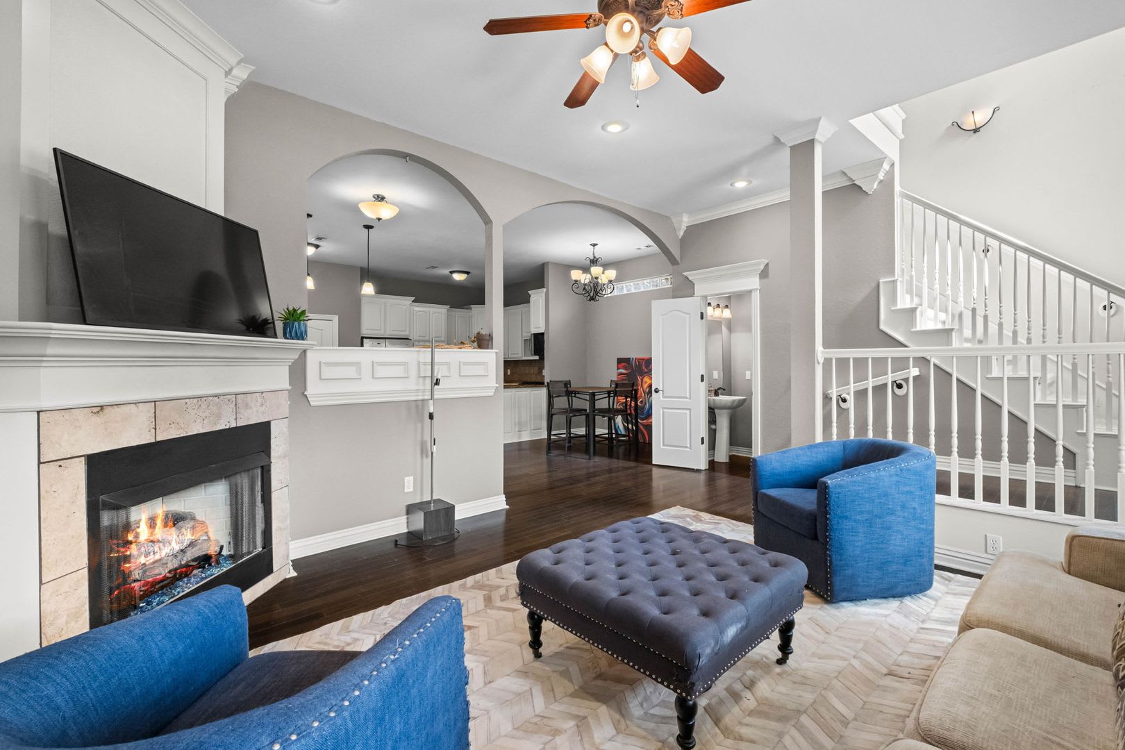 Furnished 3 bed/2.5 bath – photo 2