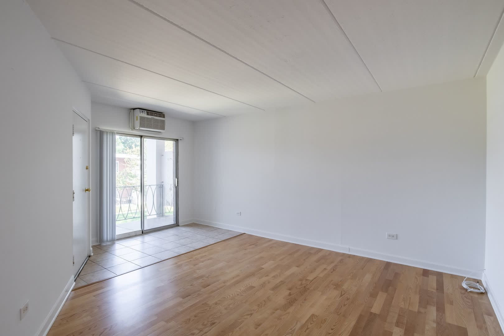 Deluxe One Bed/One Bath Apartment + Private Balcony – photo 3