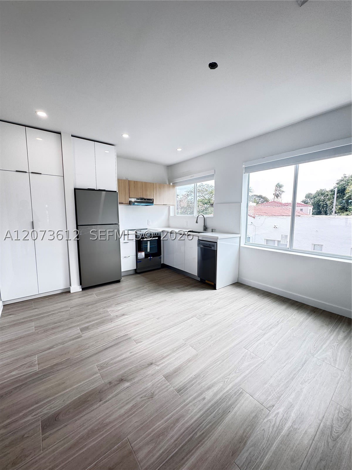 2855 Royal Palm Ave – photo 3