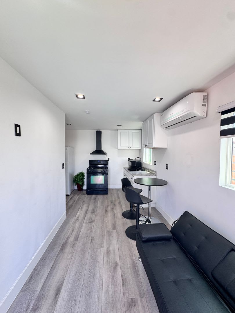 Beautifully Remodeled 1 Bed/1 Bath ADU – photo 2