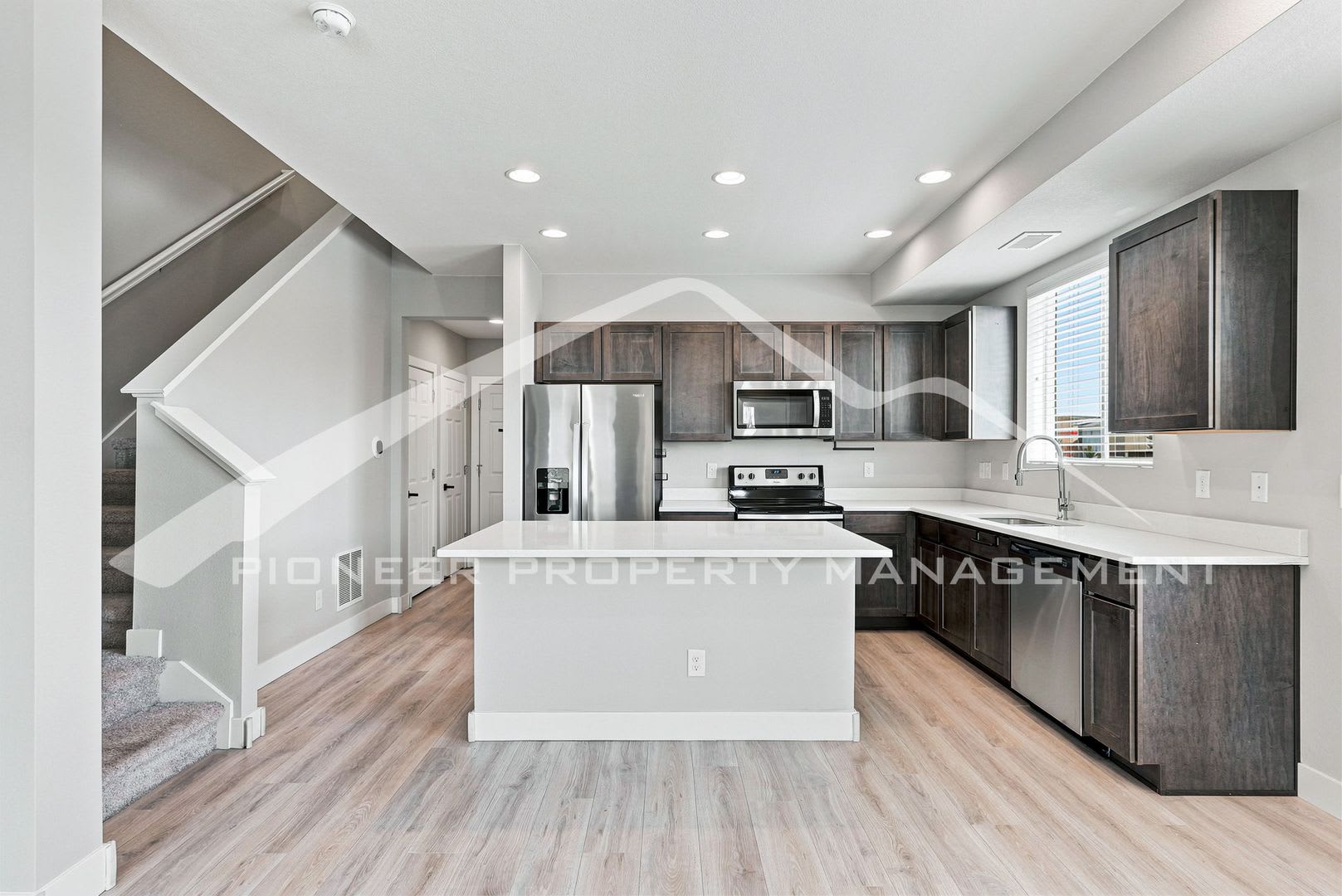 Spacious Townhouse with Central AC and 2-Car Garage – photo 5