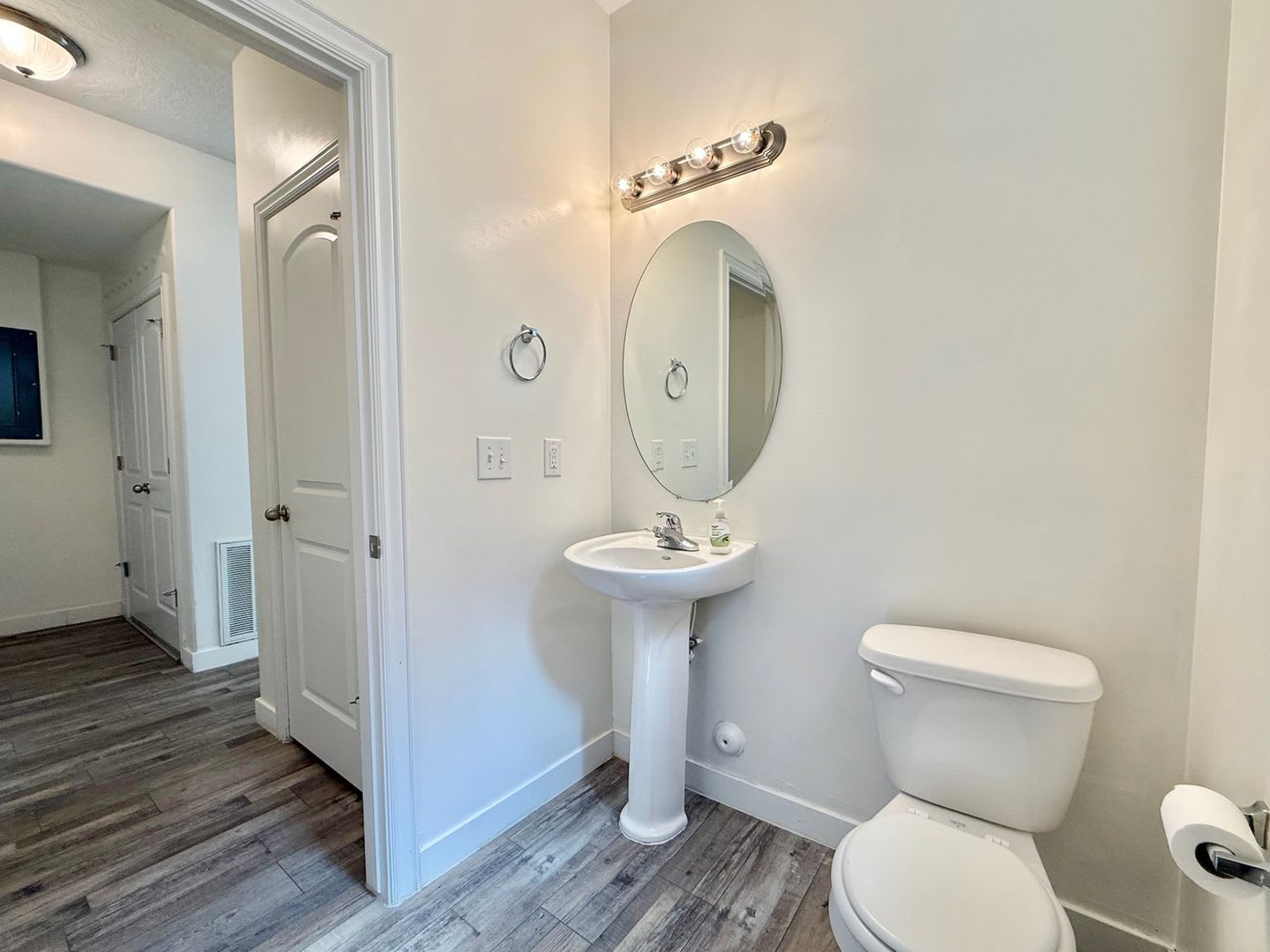 Spacious 3-Bed, 2.5-Bath Townhome – photo 4